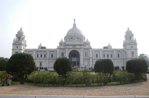 1280px-Victoria_memorial_the_white_palace_along_with_bushes[1]